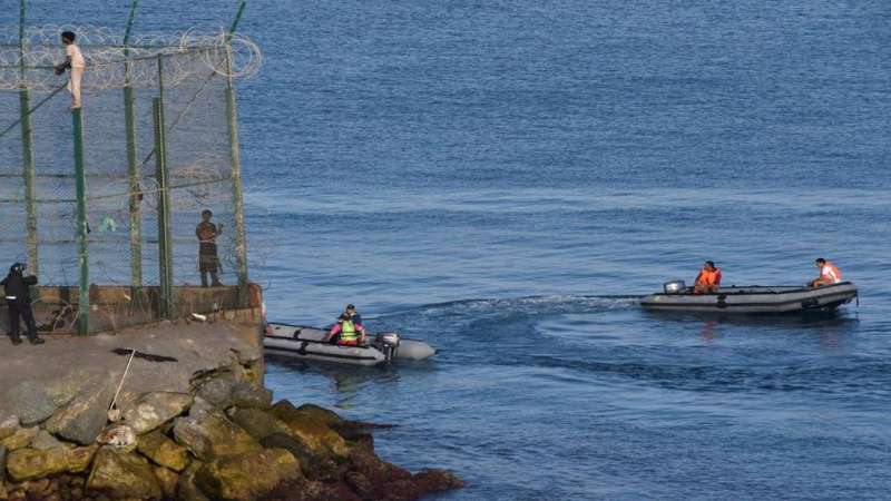 إسبانيا تعيد إلى المغرب 1500 من أصل آلاف من المهاجرين دخلوا إلى سبتة في يوم واحد