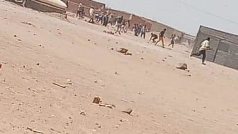 بالصور…مواجهات طاحنة بين قبيلتين بمخيمات تندوف