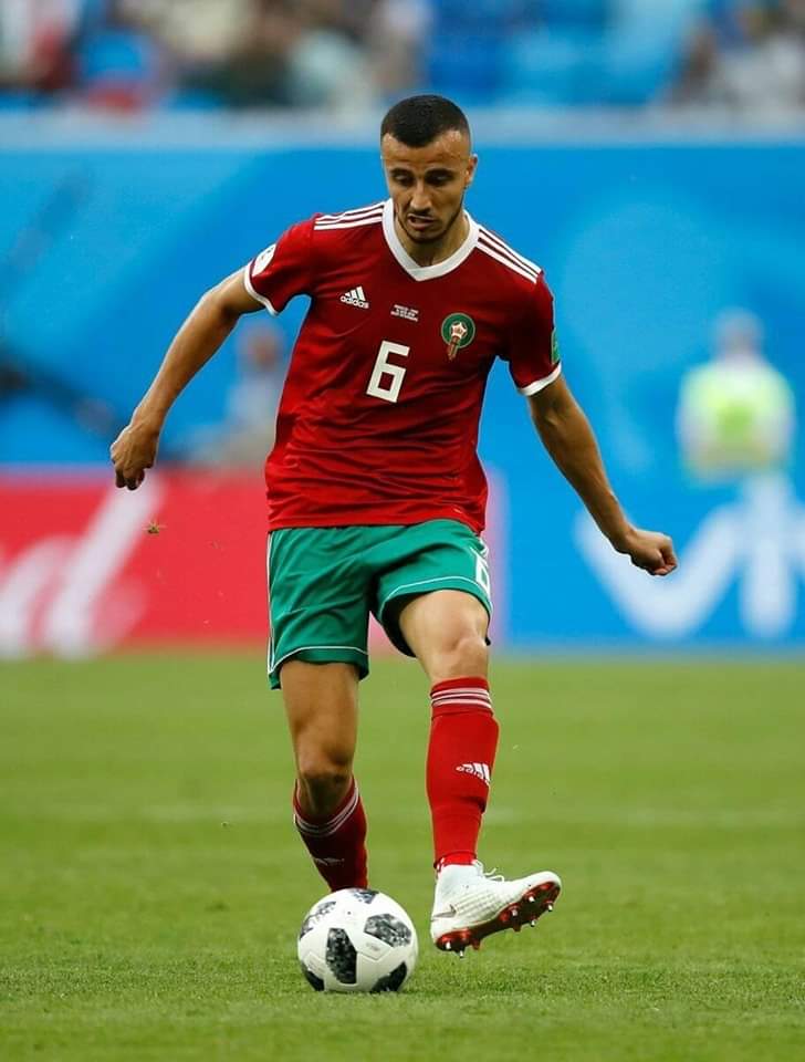 صراع سعودي محتدم على خدمات المدافع المغربي