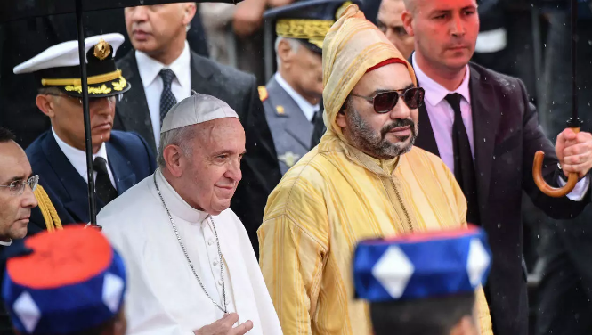 الملك محمد السادس يهنئ البابا على عمليته الناجحة
