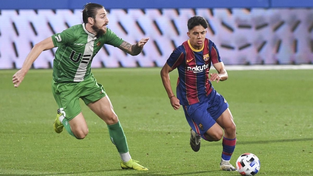 مدرب برشلونة يستدعي المهاجم المغربي إلياس أخوماش إلى الفريق الأول