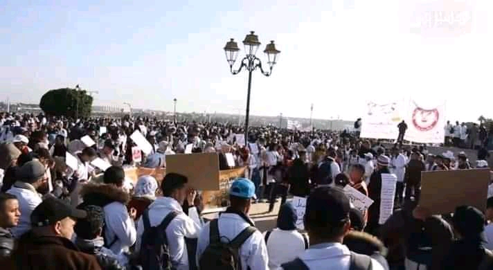 الأساتذة الذين فرض عليهم التعاقد يعودون الى الإضراب و الإحتجاج
