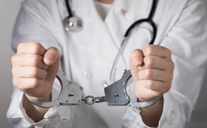اعتقال طبيب لتورطه في توجيه المرضى إلى عيادة خاصة