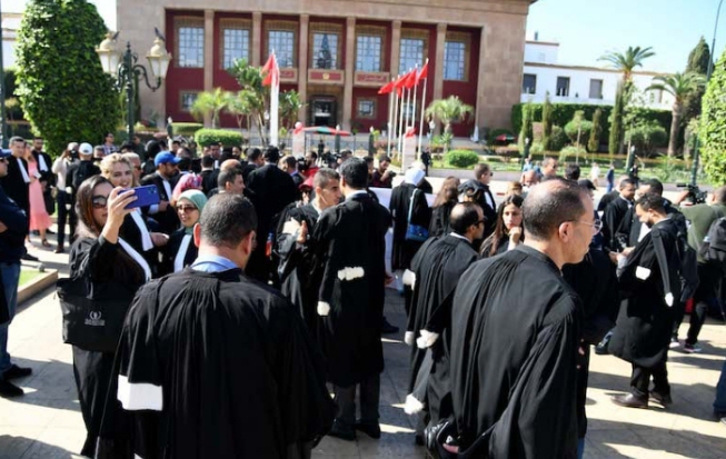المحامون يستمرون في الاحتجاج أمام البرلمان ضد أداء الضريبة الإستباقية