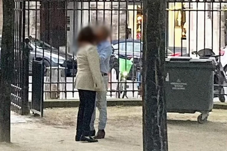 بعد ضجة صورة الوزيرة بنعلي.. الملياردير أندرو فوريست يصل المغرب بطائرة خاصة